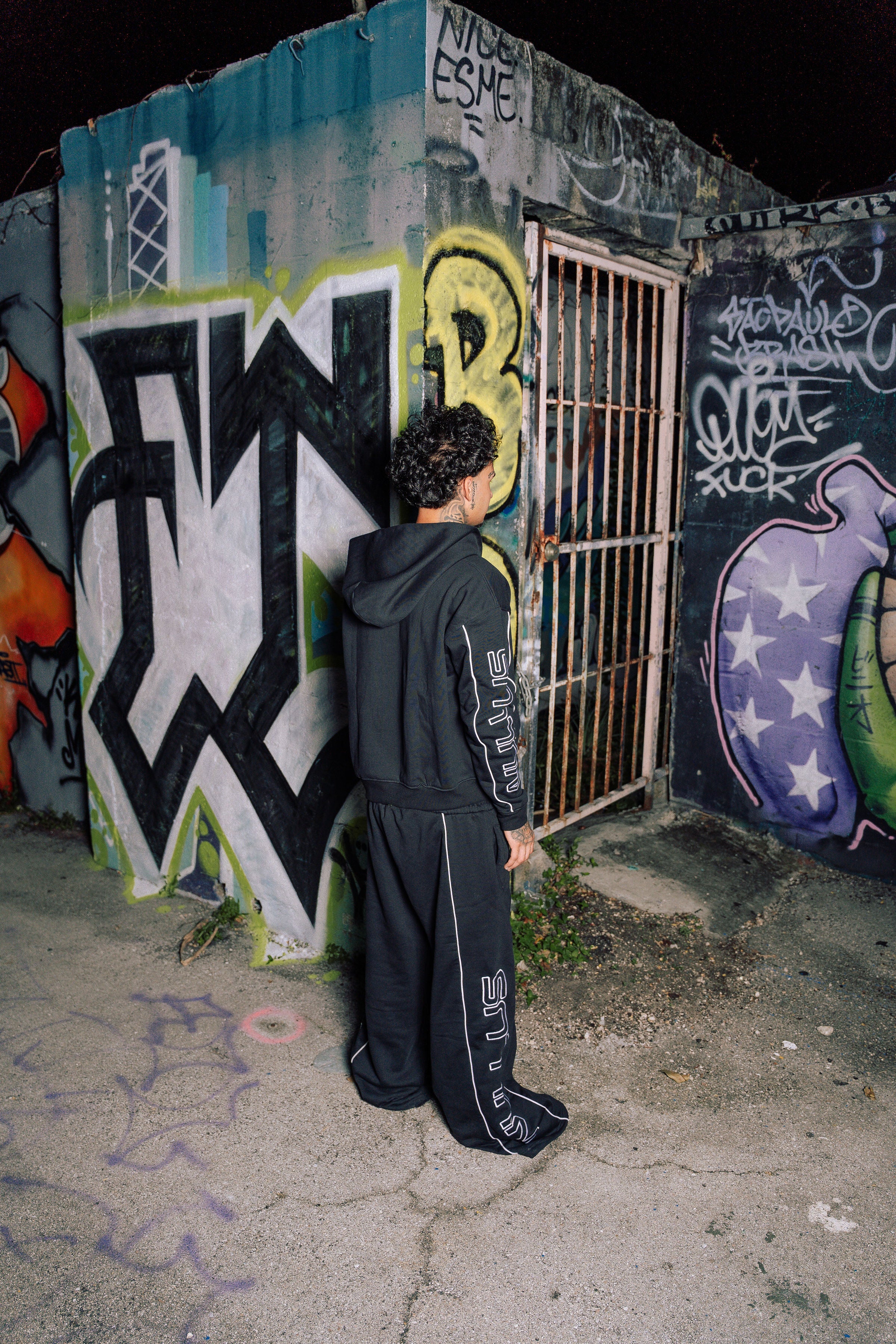 BLACK ESSENTIAL SWEATS