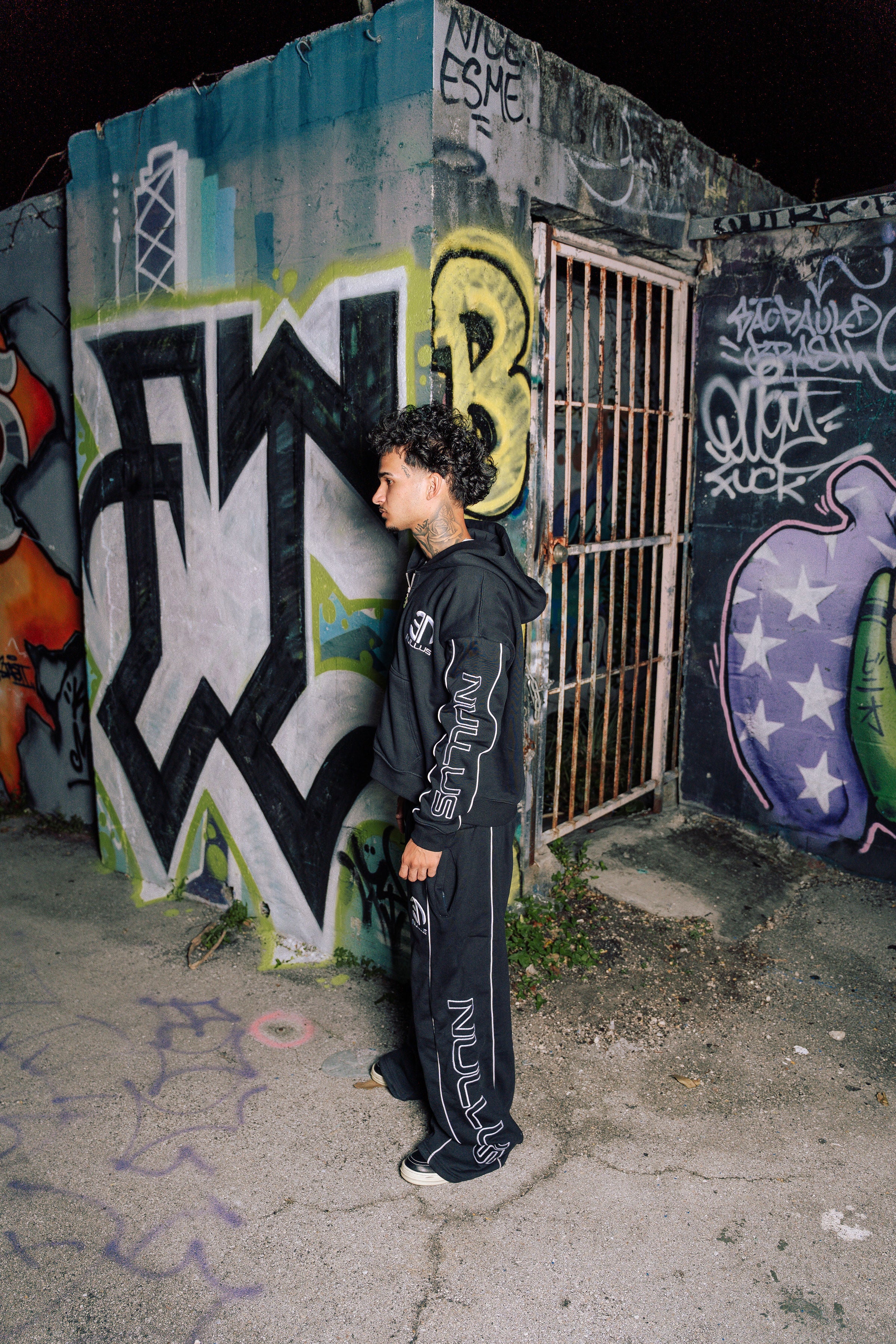 BLACK ESSENTIAL SWEATS